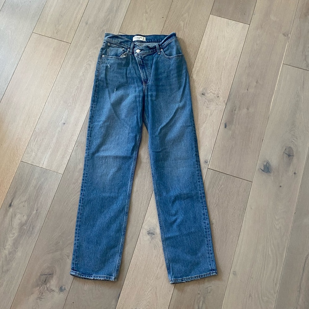 Abercrombie 90s Straight High Rise - crossover front detail
